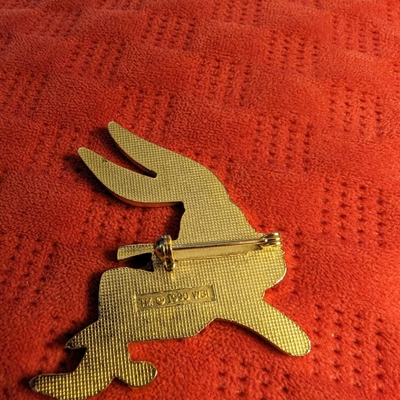COPY - Warner Brothers Bugs Bunny Broach/ Pin. Enamel. Gold tone. Label in back. - Picture 2 of 2